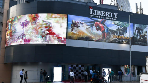 شاشة عرض LED منحنية ذات تأثير ثلاثي الأبعاد الرقمي التجاري بحجم الخزانة 960 * 960 * 90mm