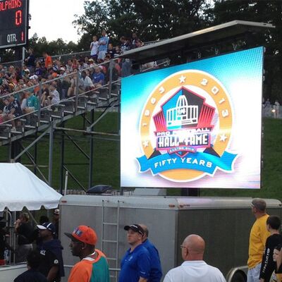 حائط فيديو LED خارجي 500x500 مم مع IP65 مقاوم للماء ومعدل تحديث 1920 هرتز-3840 هرتز للتوصيل السلس