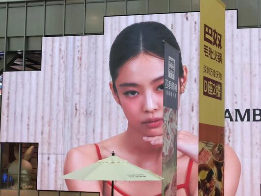 Outdoor LED Display Screen IP65 Waterproof 960x960mm Cabinet Size with 4500-5500cd/m² Brightness Digital Billboard